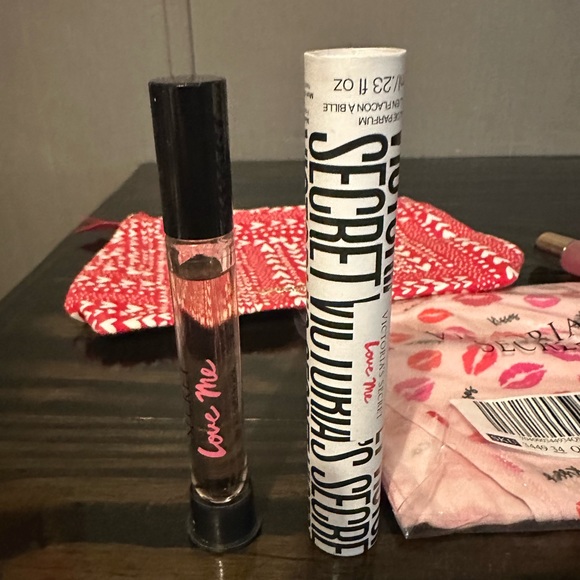 Victoria Secret Valentine’s hearts bag/lipgloss/perfume/lips panties set NWT! - Picture 3 of 5